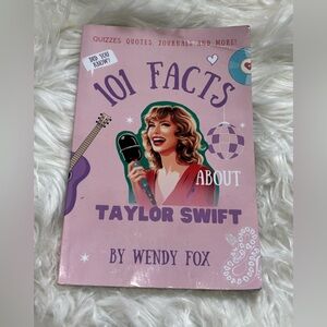 101 Facts About Taylor Swift Book - Pink Cover